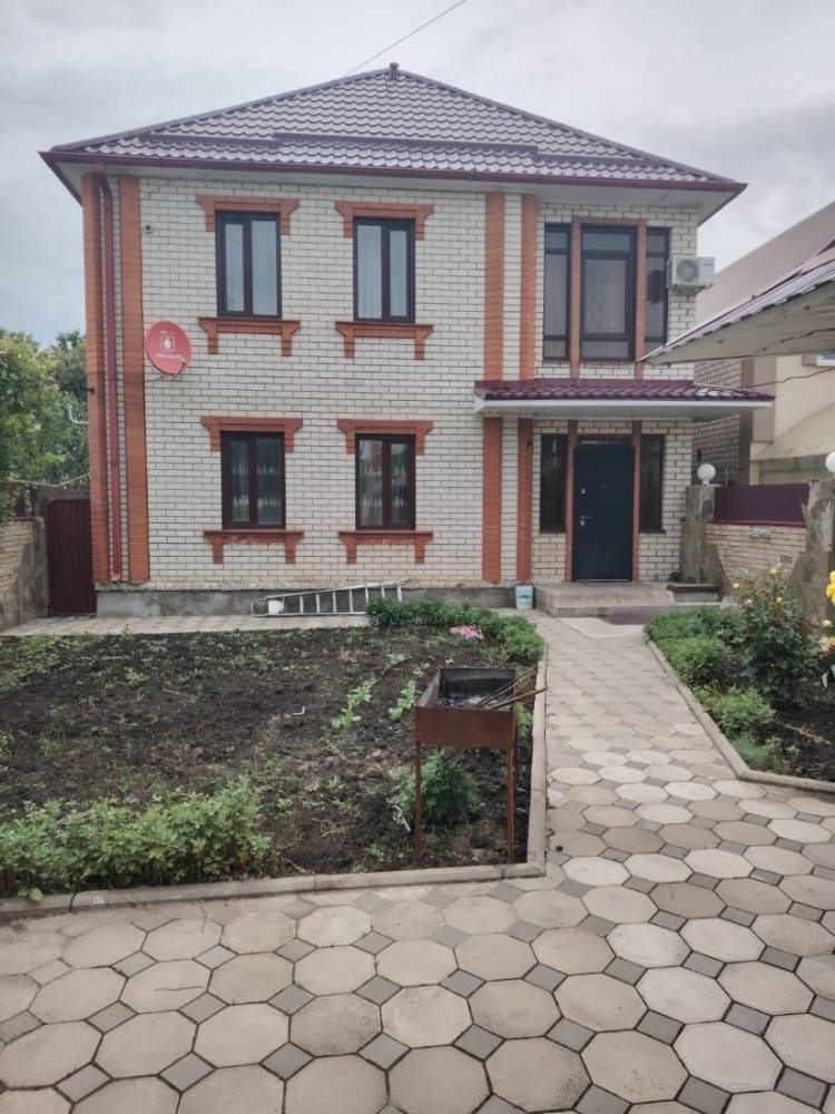 Ставропольский край, Михайловск, Раздольная ул.; Дом 145м² на участке 4,40 сот. 2 эт.